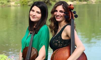 Οι δύο φίλες που γυρίζουν όλη την Ελλάδα παίζοντας βιολί σε χαρούμενες στιγμές