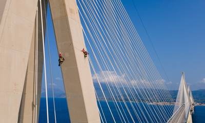 Ρίο - Αντίρριο: Εντυπωσιακές εικόνες των επτά αλπινιστών στα καλώδια και τους πυλώνες της γέφυρας
