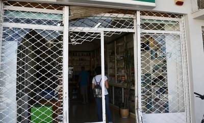 Διαρρήκτες διέλυσαν την πρόσοψη φαρμακείου με κλεμμένο αυτοκίνητο στο Άργος