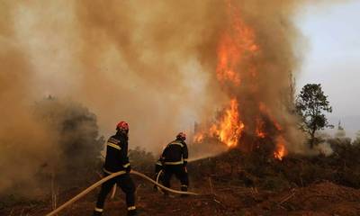 Κορινθία: Φωτιά στο Ζευγολατιό - Διακοπή κυκλοφορίας του προαστιακού