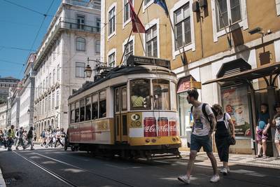 Περπατώντας στους δρόμους της Λισαβόνας (video)