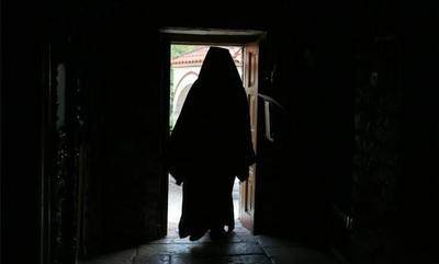 Κρήτη: 46χρονος ιερέας χαστούκισε και έβριζε τη παπαδιά στη μέση του δρόμου επειδή… ζήλεψε