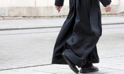 Σοκ στη Ρόδο: Συνελήφθη ιερέας μετά από καταγγελία τουρίστα ότι τον άλειψε γυμνό με λάδι