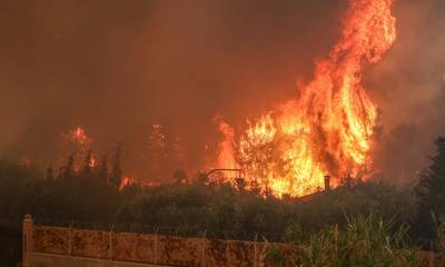 Αντιπεριφερειάρχης Κορινθίας: Η φωτιά στο Λουτράκι «πλησιάζει στα διυλιστήρια»