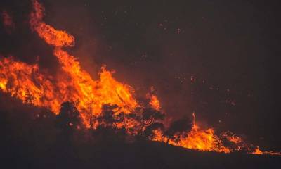 Φωτιά στο Λουτράκι: Ολονύχτια μάχη για να μείνουν οι φλόγες μακριά από τα διυλιστήρια