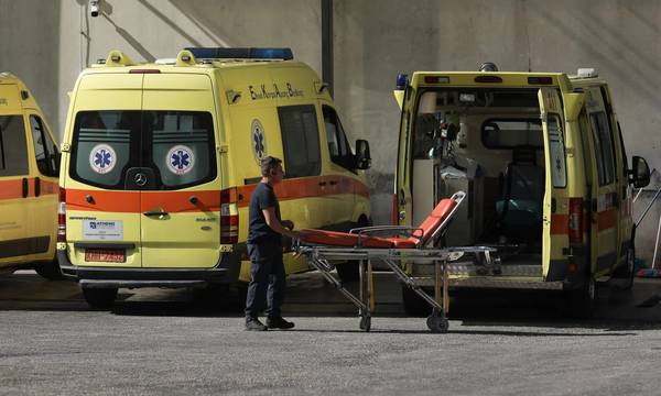 Κόρινθος - Απίστευτο περιστατικό: Ηλικιωμένος παρέμεινε 15 ώρες διασωληνωμένος σε φορείο