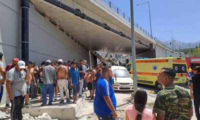 Έπεσε κομμάτι γέφυρας στην Πάτρα - Αναφορές για εγκλωβισμένους (photos)