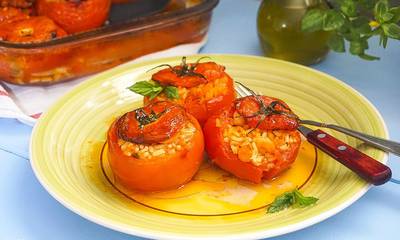 Ντομάτες γεμιστές με γαρίδες και λαχανικά