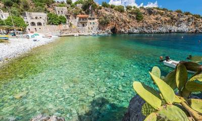 Αλύπα: Το κρυμμένο επίνειο της Μάνης είναι μια μαγευτική παραλία με κρυστάλλινα νερά
