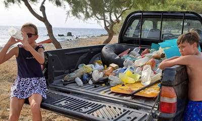 Λακωνία: Μπράβο Αλέξη και Χρυσαυγή! Τα παιδιά τους παίζουν καθαρίζοντας παραλία από σκουπίδια!