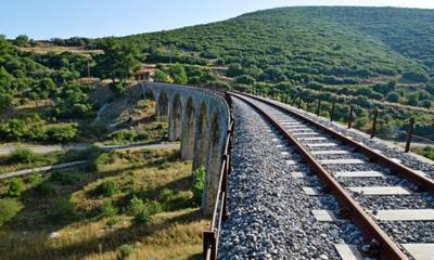 Σιδηροδρομική γέφυρα στον κόμβο Παραδεισίων  - Απέκλεισε το κοινό πεζών η ΟΣΕ