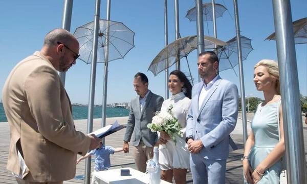Θεσσαλονίκη: Ζευγάρι ενώθηκε με τα δεσμά του γάμου στις Ομπρέλες