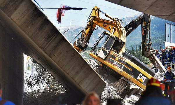 Κατάρρευση γέφυρας στην Πάτρα: 450 τόνοι οι πλάκες που έπεσαν – Νέο βίντεο ντοκουμέντο