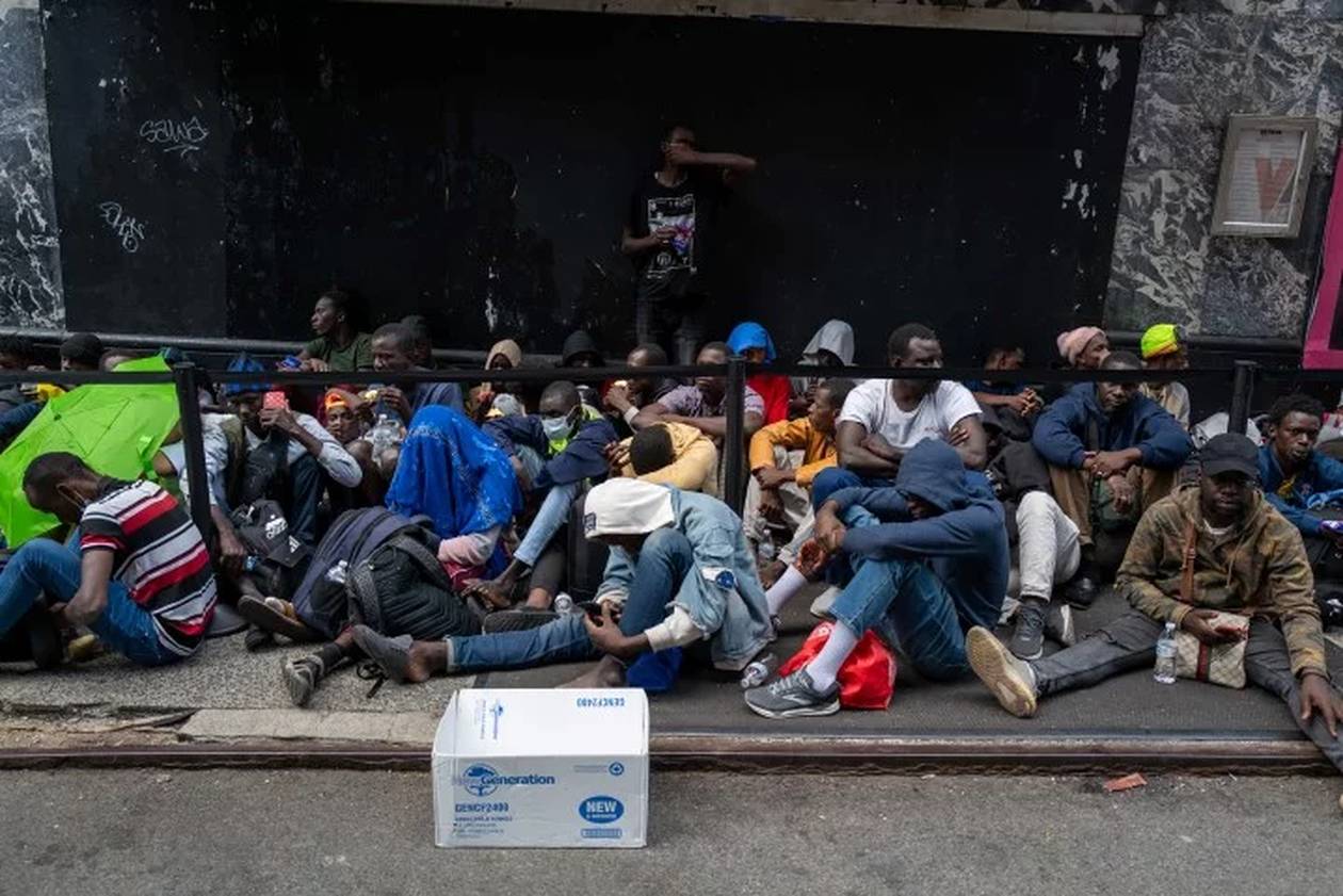 https://cdn.np-media.gr/media/news/2023/08/01/93314/photos/snapshot/migrants-manhattan-roosevelt5G.jpg