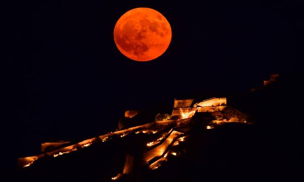 Πανσέληνος Αυγούστου 2023: Μάγεψε το ομορφότερο φεγγάρι του έτους (photos)