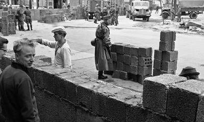 Σαν σήμερα ξεκινά η κατασκευή του Τείχους του Βερολίνου