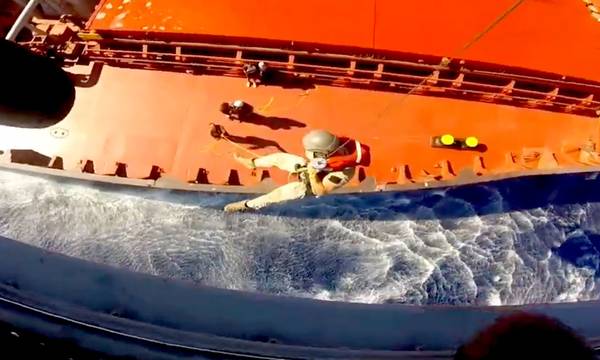 Πώς διέσωσαν 49 άτομα από λέμβο στη θάλασσα της Πύλου - Camera από ελικόπτερο!