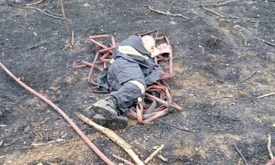 «Γροθιά στο στομάχι» η φωτογραφία πυροσβέστη που κοιμάται στο χώμα - «Άπλωσα την δική μου ξαπλώστρα»