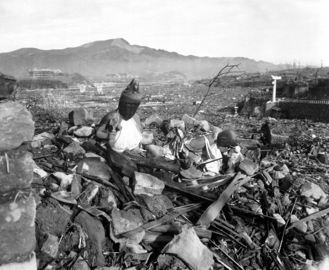 https://cdn.np-media.gr/media/news/2023/08/09/93685/photos/snapshot/Nagasaki_temple_destroyed-1024x840.jpeg