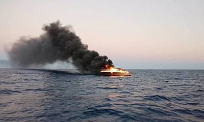 Φωτιά σε σκάφος με τρεις επιβαίνοντες στο Γύθειο