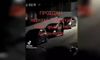 Η στιγμή που άνδρας βάζει φωτιά σε σταθμευμένο αυτοκίνητο στην Πάτρα