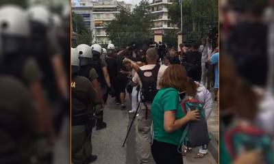 Ένταση στην Ευελπίδων ανάμεσα σε οπαδούς της ΑΕΚ και την αστυνομία (video)