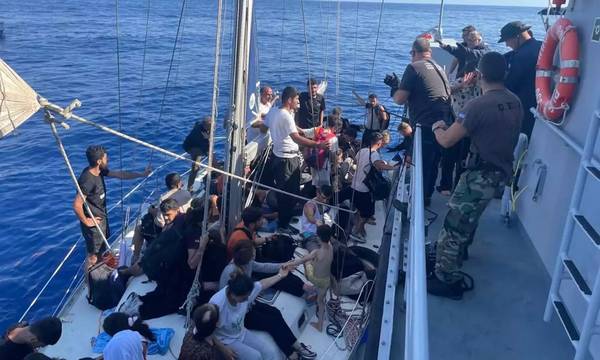 Μεσσηνία: Εικόνες από τη διάσωση 60 μεταναστών ανοιχτά της Πύλου - Μεταφέρθηκαν στο Κατάκολο