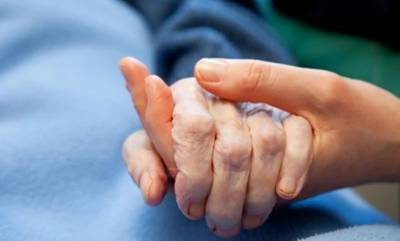 Νοσοκόμα σε γηροκομείο αποκάλυψε τα 5 πράγματα που μετανιώνουν περισσότερο οι ασθενείς πριν πεθάνουν