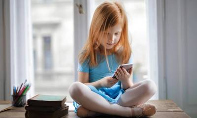 Γονείς υποστηρίζουν ότι το smartphone είναι σημαντικό εργαλείο στην εκπαίδευση των παιδιών τους