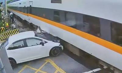 Μεθυσμένος οδηγός πέφτει πάνω σε διερχόμενο τρένο