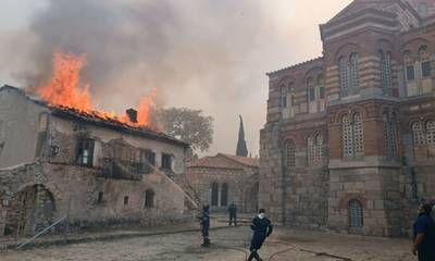 Στις φλόγες το Μοναστήρι του Οσίου Λουκά στη Βοιωτία