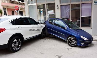 Ναύπλιο: Αυτοκίνητο «καρφώθηκε» σε σταθμευμένα οχήματα (photos)