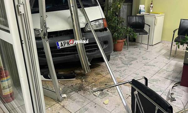 Αυτοκίνητο στο Άργος «καρφώθηκε» σε σχολή οδηγών μετά από σύγκρουση (photos)