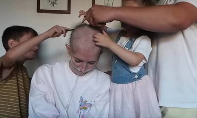 ΗΠΑ: Άφησε τα παιδιά της να της ξυρίσουν το κεφάλι μετά τη διάγνωση καρκίνου σε τελικό στάδιο