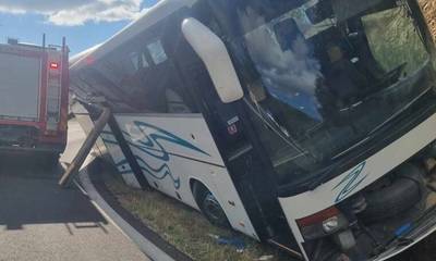 Σπάρτη: Λεωφορείο έπεσε σε χαντάκι (photos)