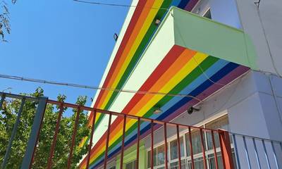 Σάλος στην Κόρινθο: Έβαψαν δημοτικό σχολείο στα χρώματα των ΛΟΑΤΚΙ - Έντονες αντιδράσεις από γονείς
