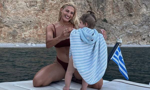 «Το μικρό μου ελληνόπουλο» - Η Ιωάννα Τούνη φωτογραφίζεται με το γιο της στα Κύθηρα
