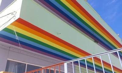 Τι απαντά ο αρμόδιος αντιδήμαρχος για το πολύχρωμο βάψιμο σε σχολείο της Κορίνθου