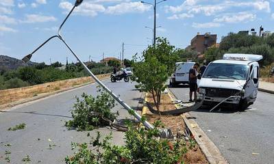 Τροχαίο ατύχημα στη Σπάρτη: Αυτοκίνητο προσέκρουσε σε κολώνα φωτισμού (photos)