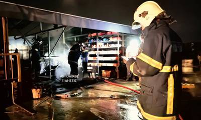 Άργος: Φωτιά σε αποθήκη επιχείρησης με γεωργικά μηχανήματα (photos)