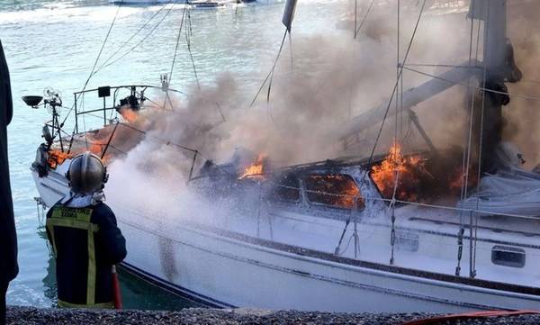 Φωτιά σε ιστιοφόρο σκάφος στο Πόρτο Χέλι