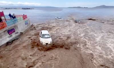 Κακοκαιρία «Daniel»: Τόνοι νερού σε χείμαρρο παρασύρουν αυτοκίνητα στη θάλασσα της Νεάπολης (video)