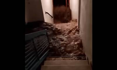 Κακοκαιρία Daniel: Η στιγμή που τα ορμητικά νερά εισβάλλουν σε σπίτι στην Καρδίτσα (video)