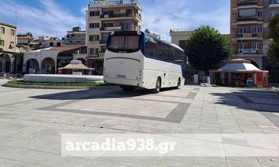 Τρίπολη: Τουριστικό λεωφορείο πέρασε μέσα από την κεντρική πλατεία! (photos)