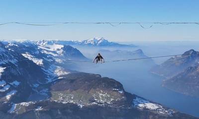 Ριψοκίνδυνο ακροβατικό πάνω από τα ελβετικά βουνά