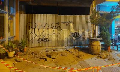 Τρίπολη: Έπεσε μπαλκόνι στην πλατεία Βαλτετσίου