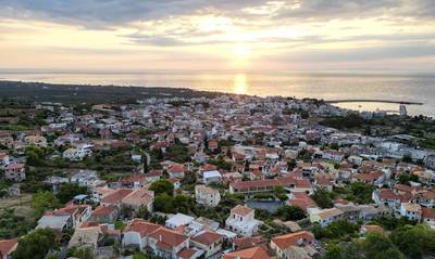 Η Παλιά πόλη της Κυπαρισσίας με το πιο πορφυρό ηλιοβασίλεμα της Πελοποννήσου