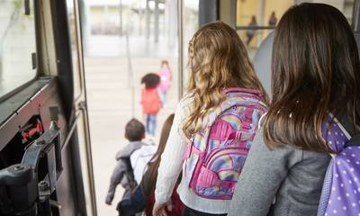 Ξέχασαν 4χρονη σε σχολικό λεωφορείο για μισή ώρα στην Πάτρα - Άκουσε τις φωνές της μια περαστική