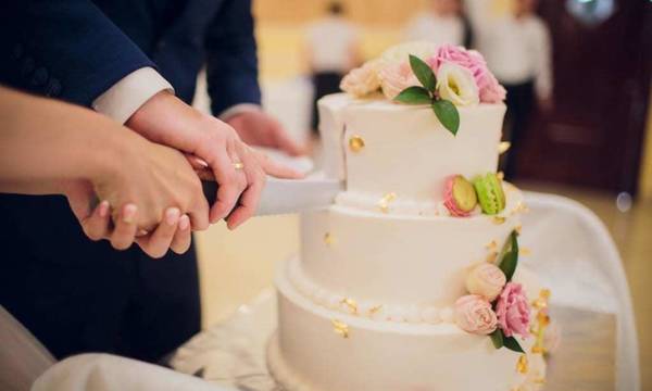 Απίστευτο περιστατικό: Γαμπρός άρπαξε ένα κομμάτι τούρτας και το πέταξε στο πρόσωπο της νύφης