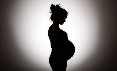 Ρομά στην Πάτρα απειλούσαν έγκυο ότι θα τη σκοτώσουν αν δεν τους πουλήσει το παιδί της